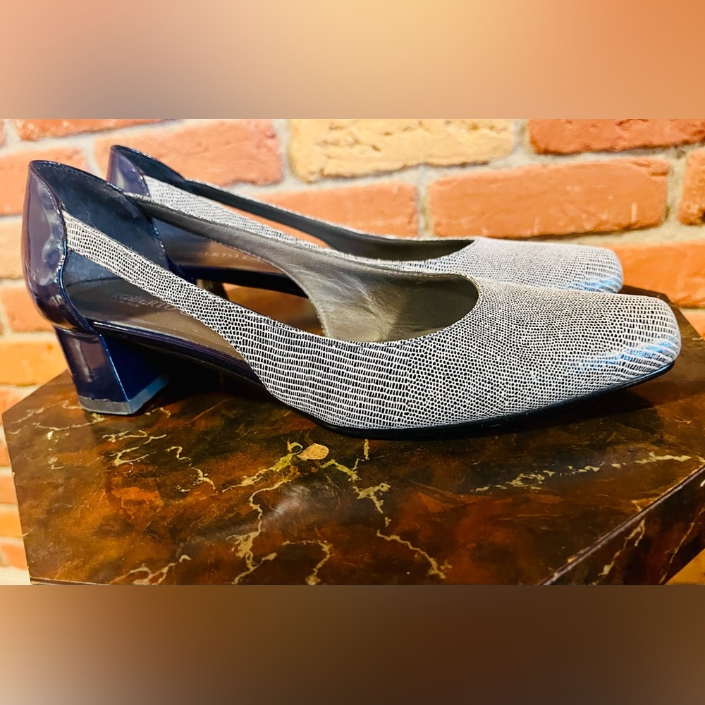Roberto Capucci Black and Silver Textured pumps. Size 7 B